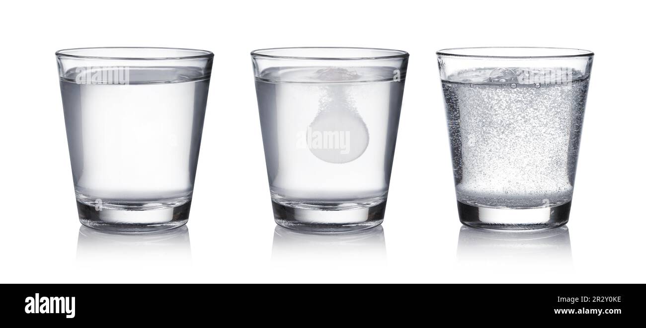 Glas wassertablette glas mit brausetablette in wasser mit blasen weiße  pille und ein glas wasser in den händen des menschen gesundheitskonzept  nahaufnahme des mannes, der eine pille hält