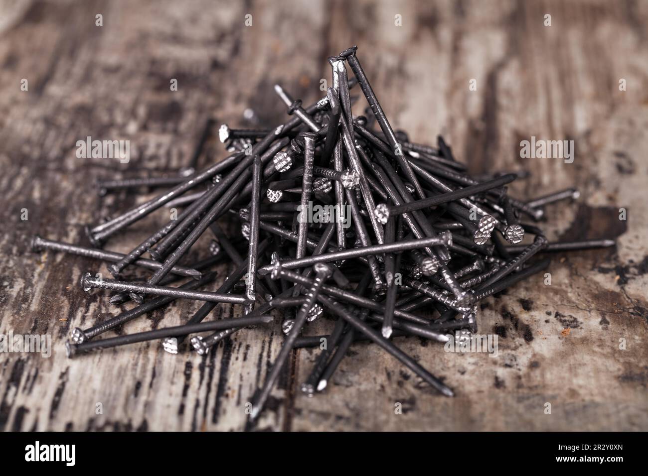 Nägel auf Holzhintergrund Stockfoto