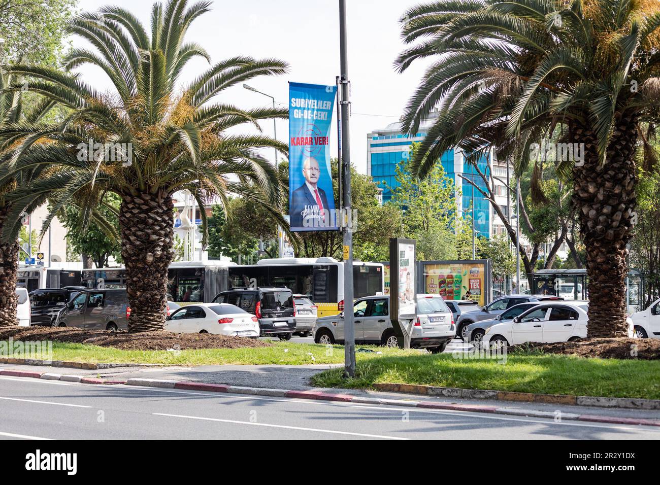 Istanbul, Türkei. 21. Mai 2023. Auf der Vantan Street in Aksaray, Fatih, Istanbul, Türkei, hängt ein Banner mit der Aufschrift "die Syrer werden gehen" des türkischen Oppositionskandidaten Kemal Kilicadaroglu. Kilicdaroglu hat vor der zweiten Wahlrunde seinen Ton geändert und versprochen, Millionen von Flüchtlingen und Immigranten nach Hause zu schicken, wenn sie gewählt werden. (Foto: Nicholas Muller/SOPA Images/Sipa USA) Guthaben: SIPA USA/Alamy Live News Stockfoto