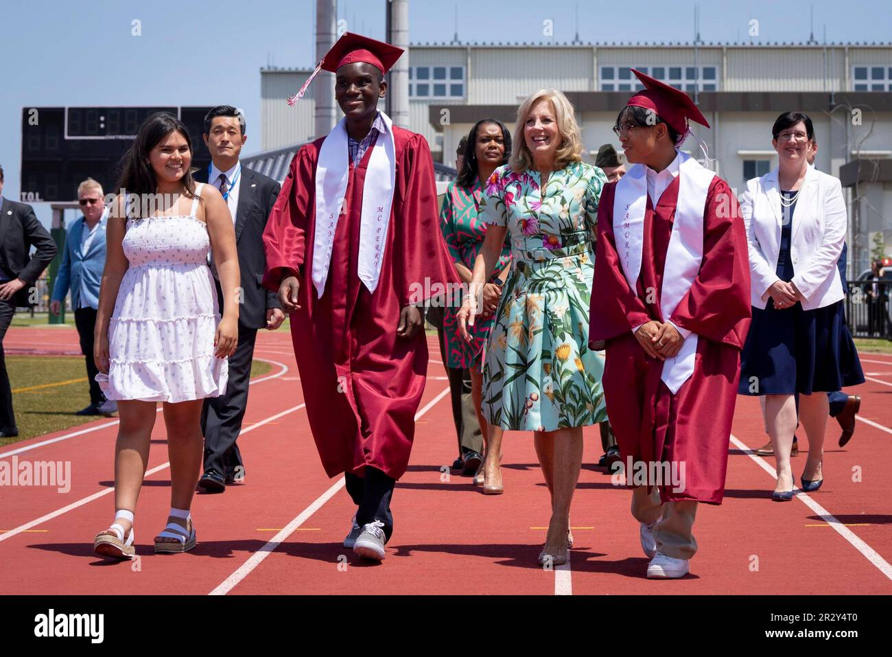 Hiroshima, Japan. 21. Mai 2023. USA First Lady Jill Biden spaziert mit Studenten während der Abschlusszeremonie von M.C. Perry High School, Marine Corps Air Station Iwakuni, 21. Mai 2023 in Iwakuni, Präfektur Yamaguchi, Japan. Kredit: Erin Scott/White House Photo/Alamy Live News Stockfoto