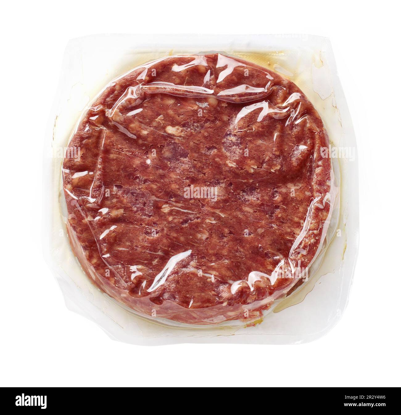 Rohes Rindfleisch-Burgerfleisch für Hamburger vakuumverpackt auf weißem Hintergrund, Draufsicht Stockfoto