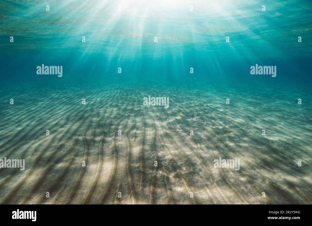 Sonnenlicht unter der Wasseroberfläche mit Sandwellen auf dem Meeresboden im Mittelmeer, Spanien Stockfoto