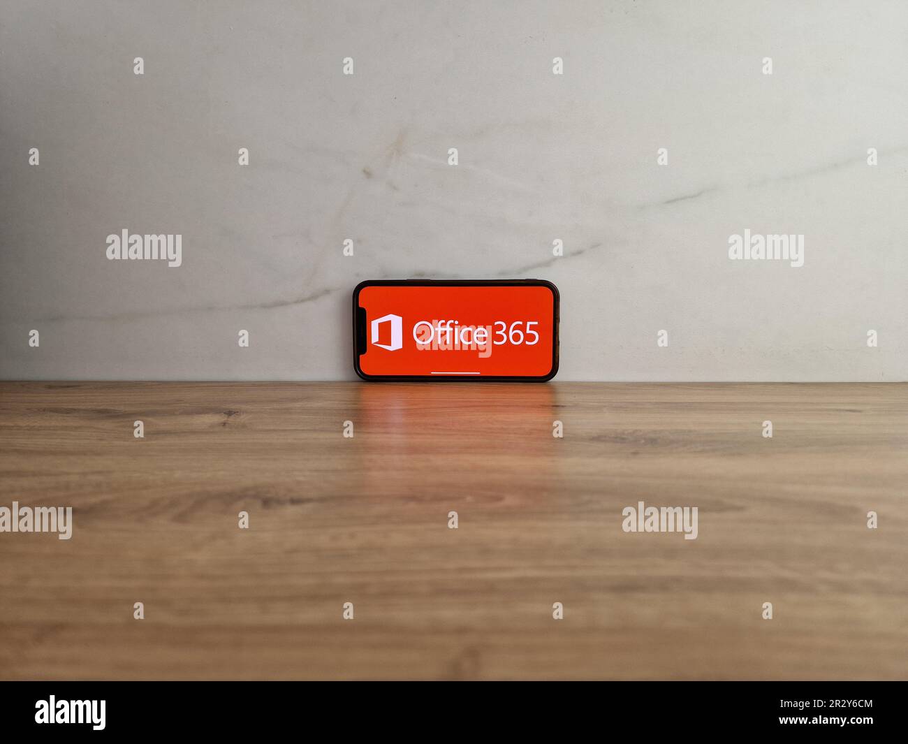 Konskie, Polen - 20. Mai 2023: Das Microsoft Office 365-Logo wird auf dem Bildschirm des Mobiltelefons angezeigt Stockfoto