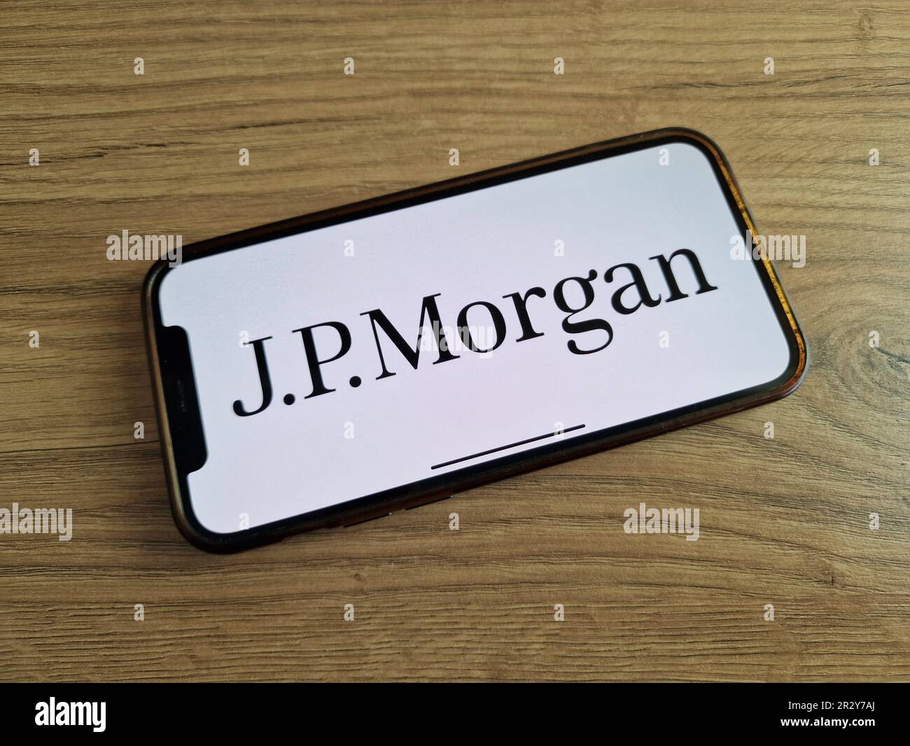 Konskie, Polen - 20. Mai 2023: Logo des Finanzdienstleisters JP Morgan auf dem Bildschirm des Mobiltelefons Stockfoto