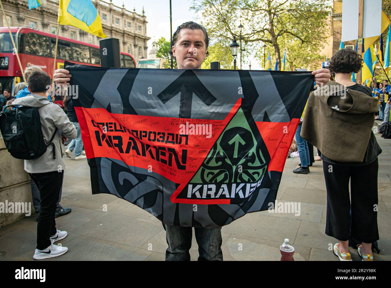 Alexander Fergusson bei einer Pro-Ukraine-Kundgebung vor der Downing Street 10 mit der Flagge des Kraken-Bataillons . Stockfoto