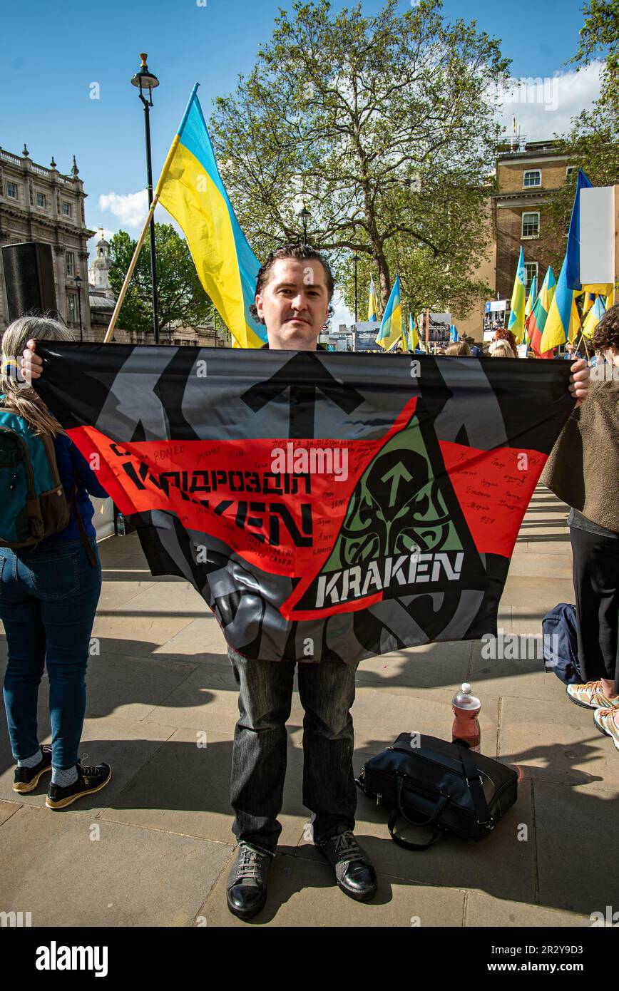 Alexander Fergusson bei einer Pro-Ukraine-Kundgebung vor der Downing Street 10 mit der Flagge des Kraken-Bataillons . Stockfoto