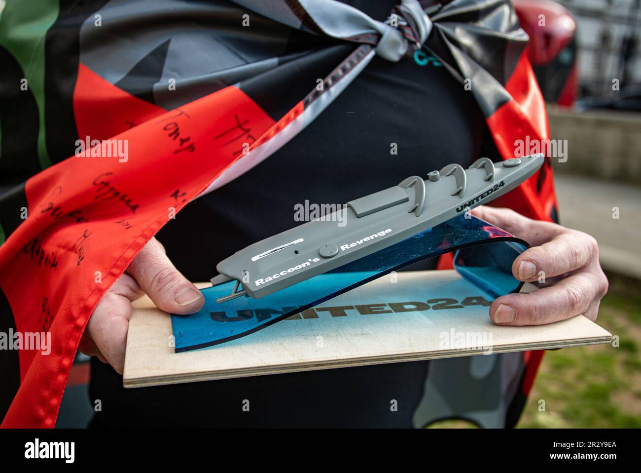 Alexander Fergusson bei einer Pro Ukraine-Kundgebung vor der Downing Street 10 mit einem Modell einer ukrainischen Kamikaze-Drohne, bekannt als Raccon's Revenge. Stockfoto