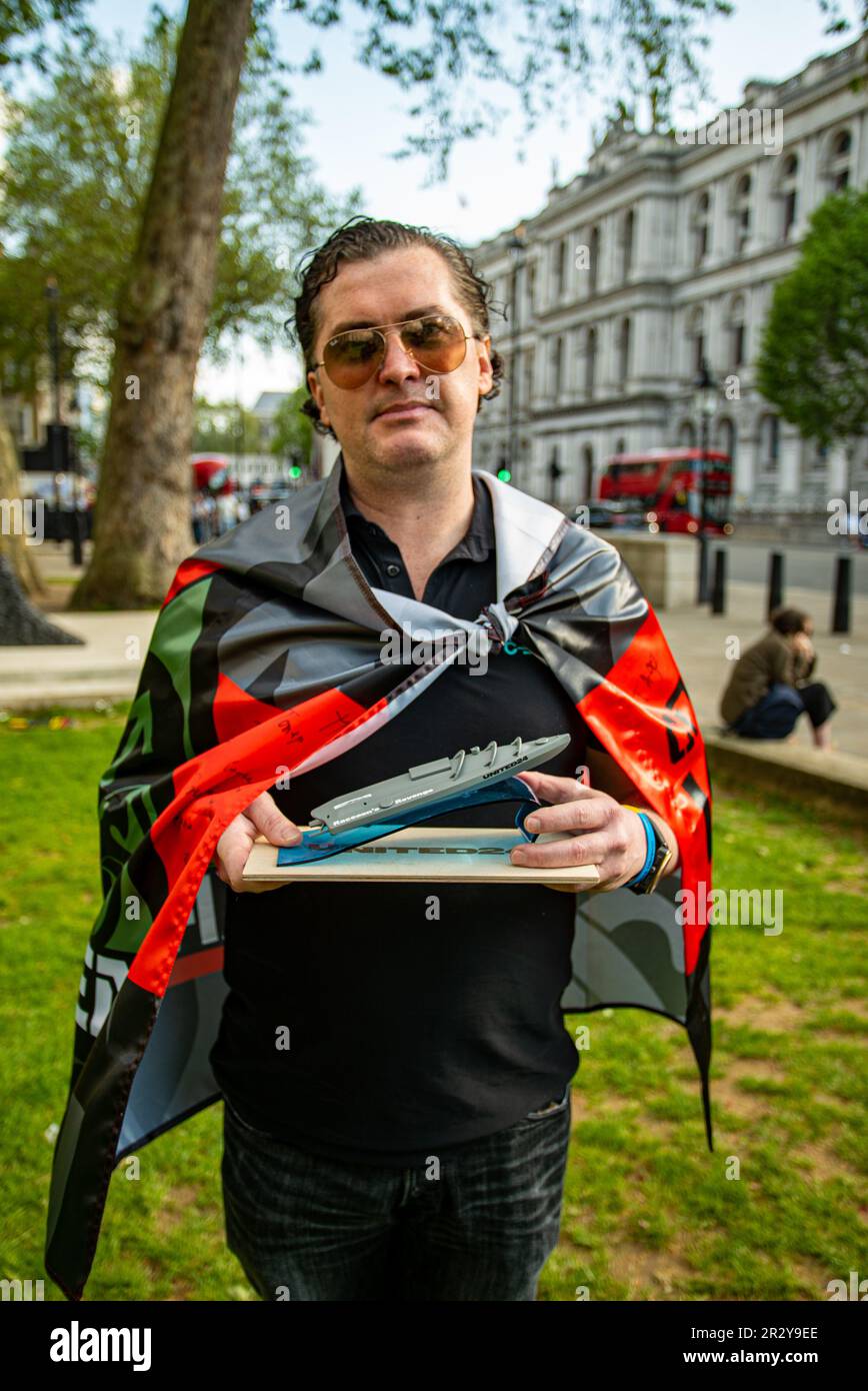 Alexander Fergusson bei einer Pro Ukraine-Kundgebung vor der Downing Street 10 mit einem Modell einer ukrainischen Kamikaze-Drohne, bekannt als Raccon's Revenge. Stockfoto