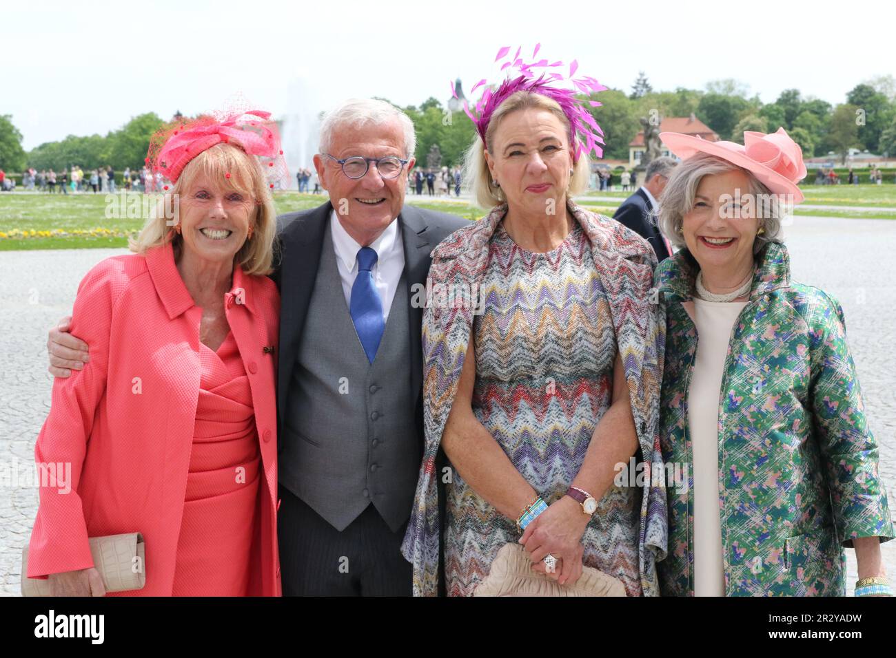 MÜNCHEN, Deutschland - 20. MAI 2023: Dirk Ippen, Verleger, und seine Ehefrau Marlene IPPEN (R), Elke Reichart (L) Ehefrau von Prof. Bruno Reichart, Ankunft des Gastes im Schloss Nymphenburg zum Hochzeitsessen in den Schlossgärten. Schloss Nymphenburg Prinz Ludwig von Bayern und seine Frau Sophie-Alexandra Prinzessin von Bayern haben geheiratet. Prinz Ludwig gehört zur Wittelsbacher-Dynastie. WITTELSBACHER HOCHZEIT, königliche Hochzeit in München am 20. Mai 2023, in Deutschland. Ludwig Prinz von Bayern und seine Frau Sophie-Alexandra Prinzessin von Bayern, geboren Sophie-Alexandra Eveking, stammt aus einer n Stockfoto