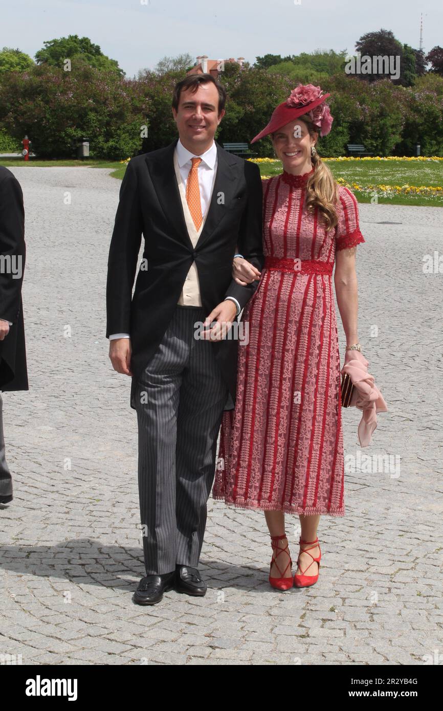 MÜNCHEN, Deutschland - 20. MAI 2023: Prinzessin Annunciata von und zu Liechtenstein und Ehemann Emanuele MUSINI Ankunft im Schloss Nymphenburg für das Hochzeitsessen, die Prinzessin Annunciata von und zu Liechtenstein und Ehemann Emanuele MUSINI, Prinz Ludwig von Bayern und seine Frau Sophie-Alexandra Prinzessin von Bayern heirateten in der Theatiner-Kirche, Prinz Ludwig gehört zur Wittelsbacher-Dynastie . WITTELSBACHER HOCHZEIT, königliche Hochzeit in München am 20. Mai 2023, in Deutschland. Ludwig Prinz von Bayern und seine Frau Sophie-Alexandra Prinzessin von Bayern, geboren Sophie-Alexandra Eveki Stockfoto