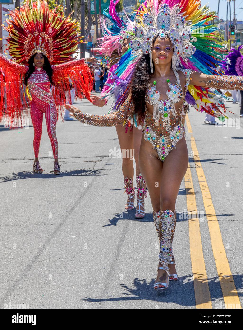 Während der Karnevalsparade, die am Sonntag, den 28. Mai 2022, durch den Mission District von San Francisco fährt, tanzen Darsteller. Stockfoto