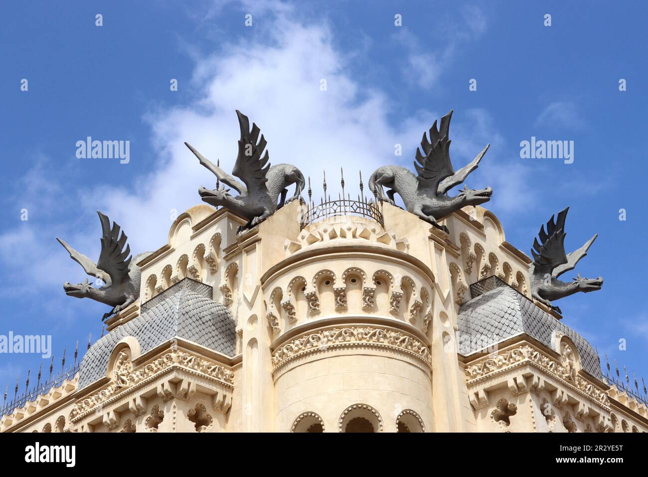 Haus der Drachen Ceuta, Spanien, die Drachen auf dem Dach sind Nachbildungen der Originale, die während der Zweiten Spanischen Republik entfernt wurden. Stockfoto