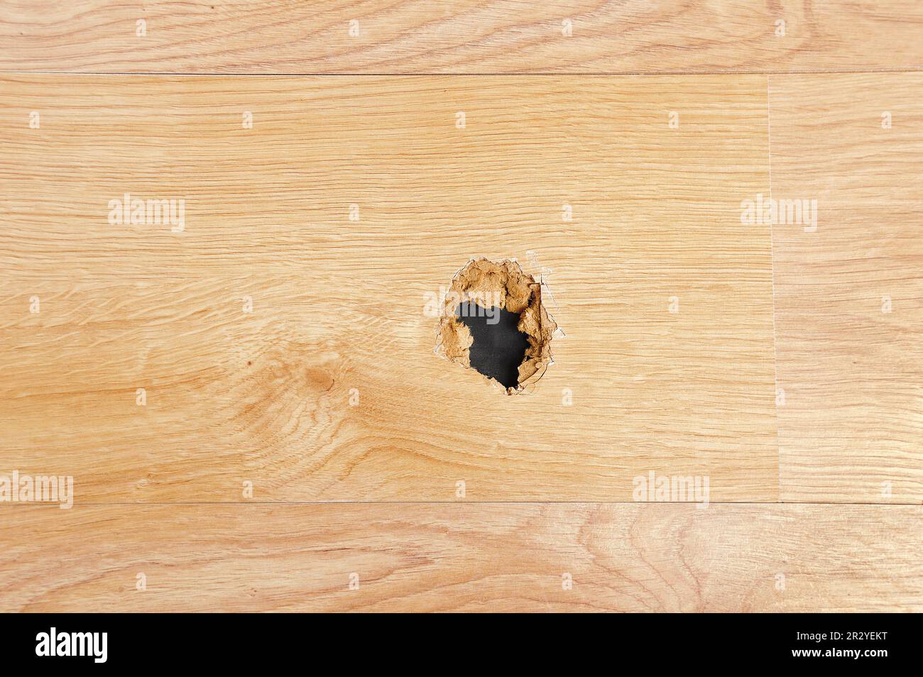 Ein Holzbodenboden, der mit einem Loch zu Hause zerstört wurde Stockfoto