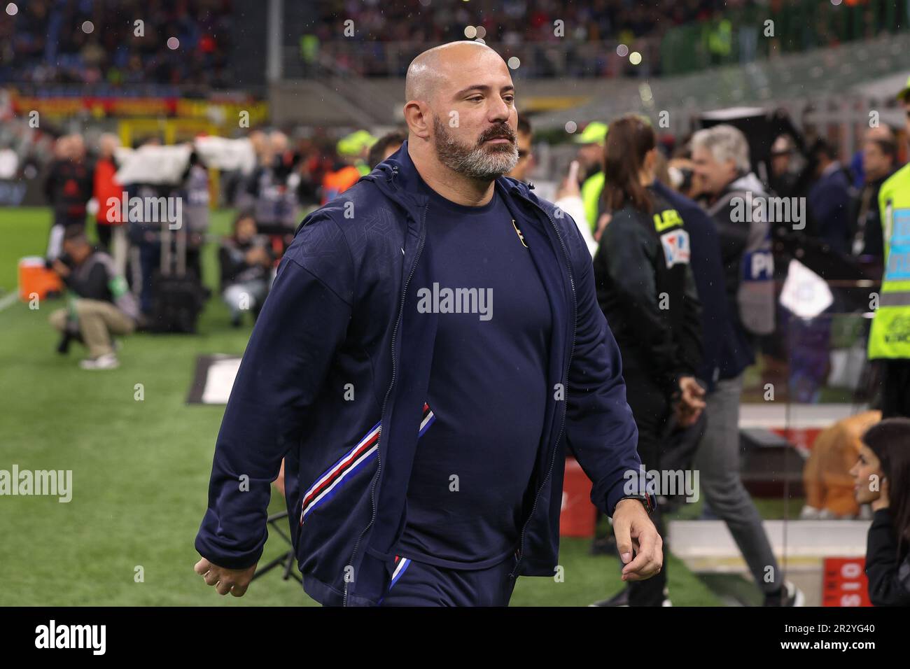 Mailand, Italien. 20. Mai 2023. Italien, Mailand, Mai 20 2023: Dejan Stankovic (Manager von Sampdoria) betritt das Spielfeld und zieht während des Fußballspiels AC Milan vs Sampdoria, Serie A Tim 2022-2023 day36 San Siro Stadion (Foto: Fabrizio Andrea Bertani/Pacific Press). Kredit: Pacific Press Media Production Corp./Alamy Live News Stockfoto