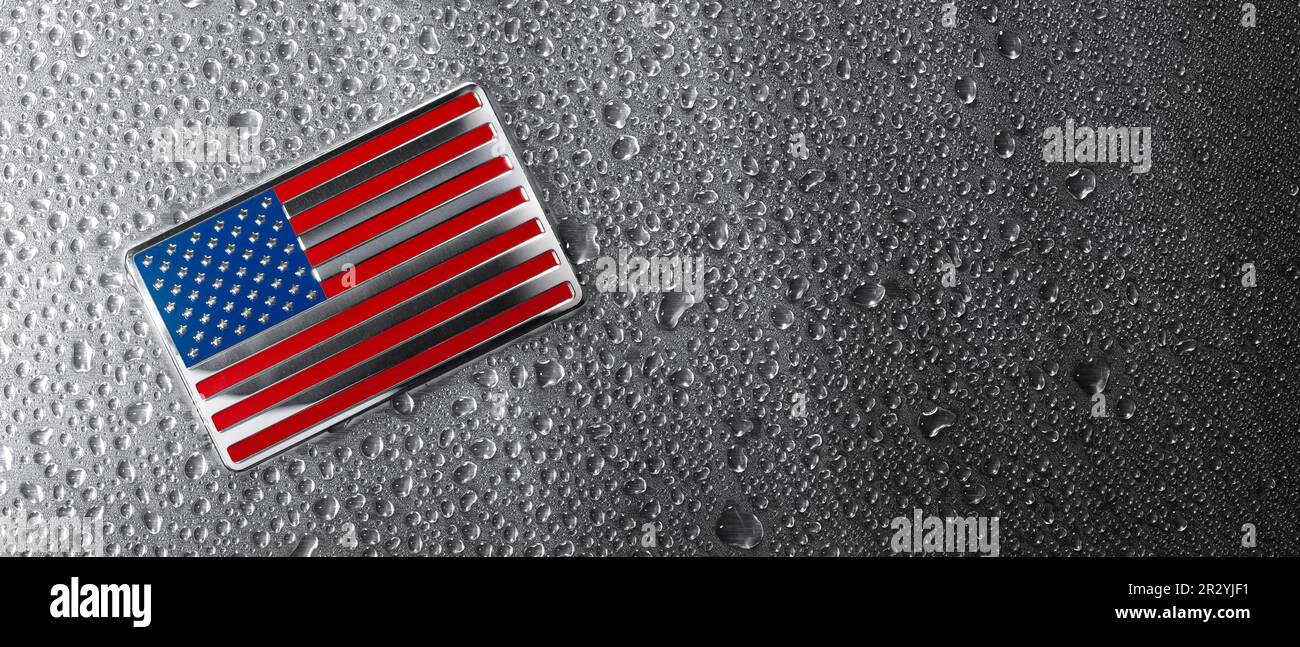Die US-amerikanische Flagge aus glänzendem Metall ist mit Wassertropfen bedeckt. Die patriotische US-Flagge symbolisiert die Vereinigten Staaten von Amerika für den 4. Juli, Memorial Day, Labor Stockfoto