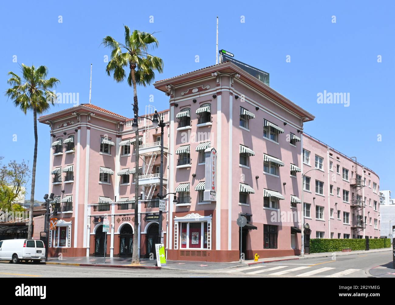 HOLLYWOOD, KALIFORNIEN - 11. MAI 2023: Die historischen Hillview Apartments am Hollywood Boulevard, 1917 erbaut, um Filmstars des Tages zu beherbergen. Stockfoto