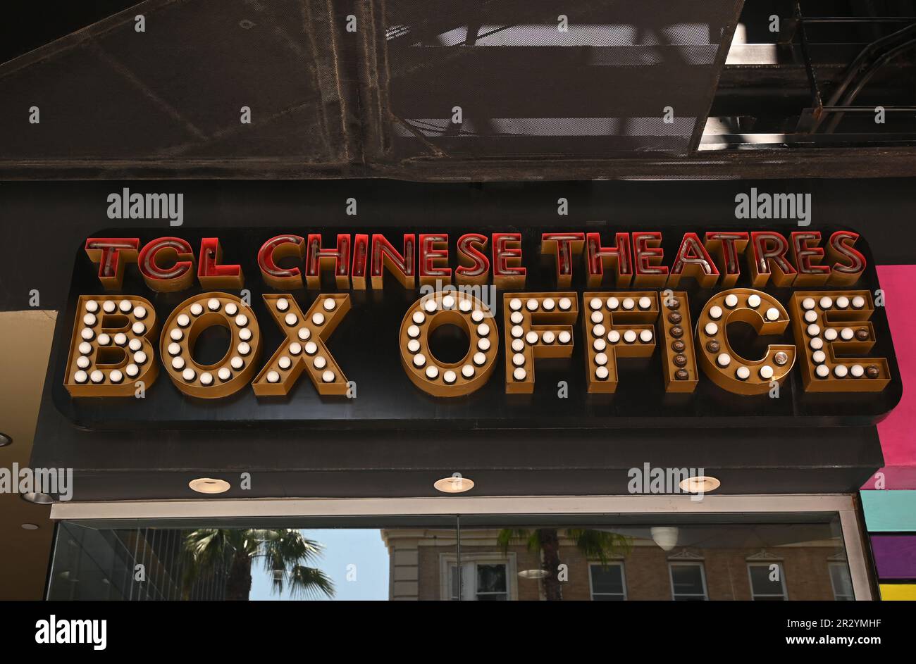 HOLLYWOOD, KALIFORNIEN - 11. MAI 2023: TCL Chinese Theatres Box Office Schild auf Hollywood Boulevard. Stockfoto