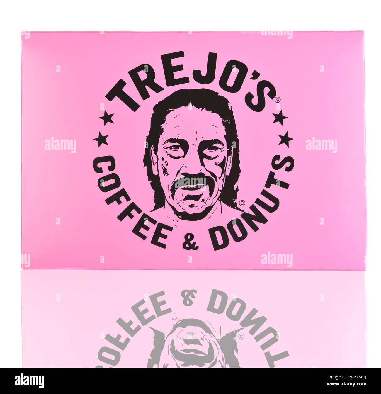 IRVINE, KALIFORNIEN - 12. MAI 2023: Eine rosa Backkiste von Trejos Coffee and Donuts, am Santa Monica Boulevard, Los Angeles. Stockfoto