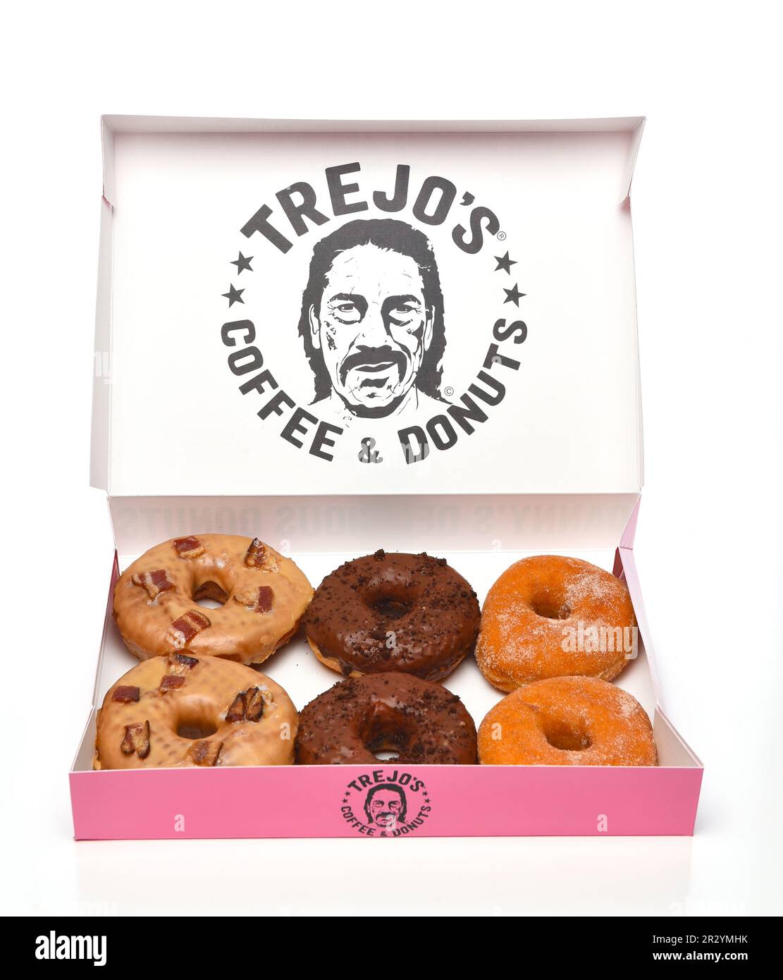 IRVINE, KALIFORNIEN - 12. MAI 2023: Eine Schachtel Donuts von Trejos Coffee and Donuts - mit den Varianten Maple Pig, Abuelita und Lowrider. Stockfoto