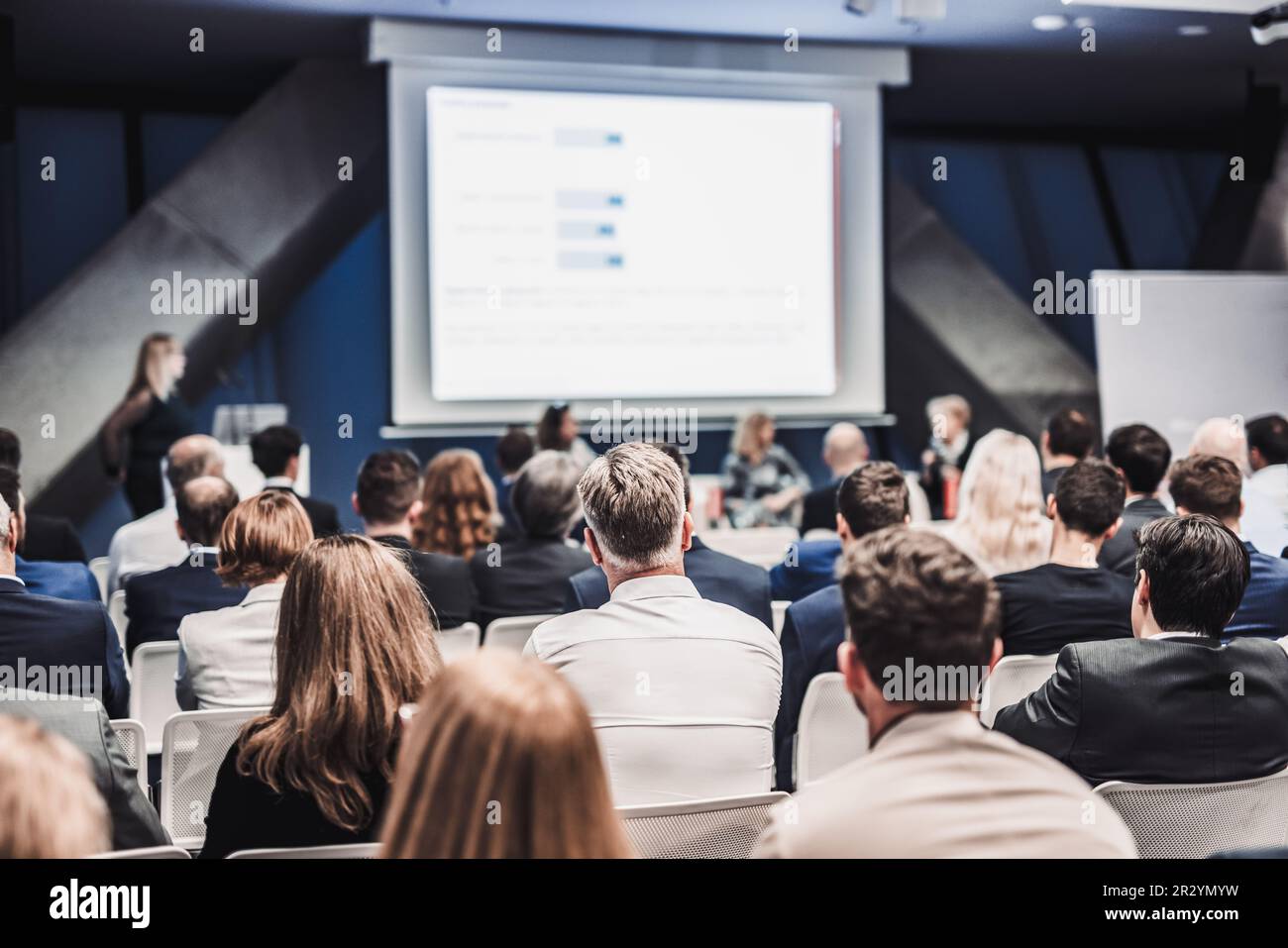 Diskussionsrunde auf der Business Convention und Präsentation. Publikum im Konferenzsaal. Business and Entrepreneurship. Stockfoto