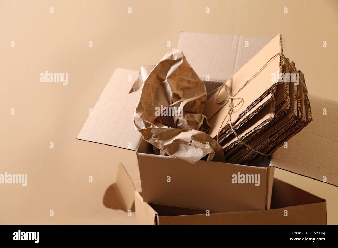 Altpapierhaufen nahe beiger Wand, Platz für Text Stockfoto