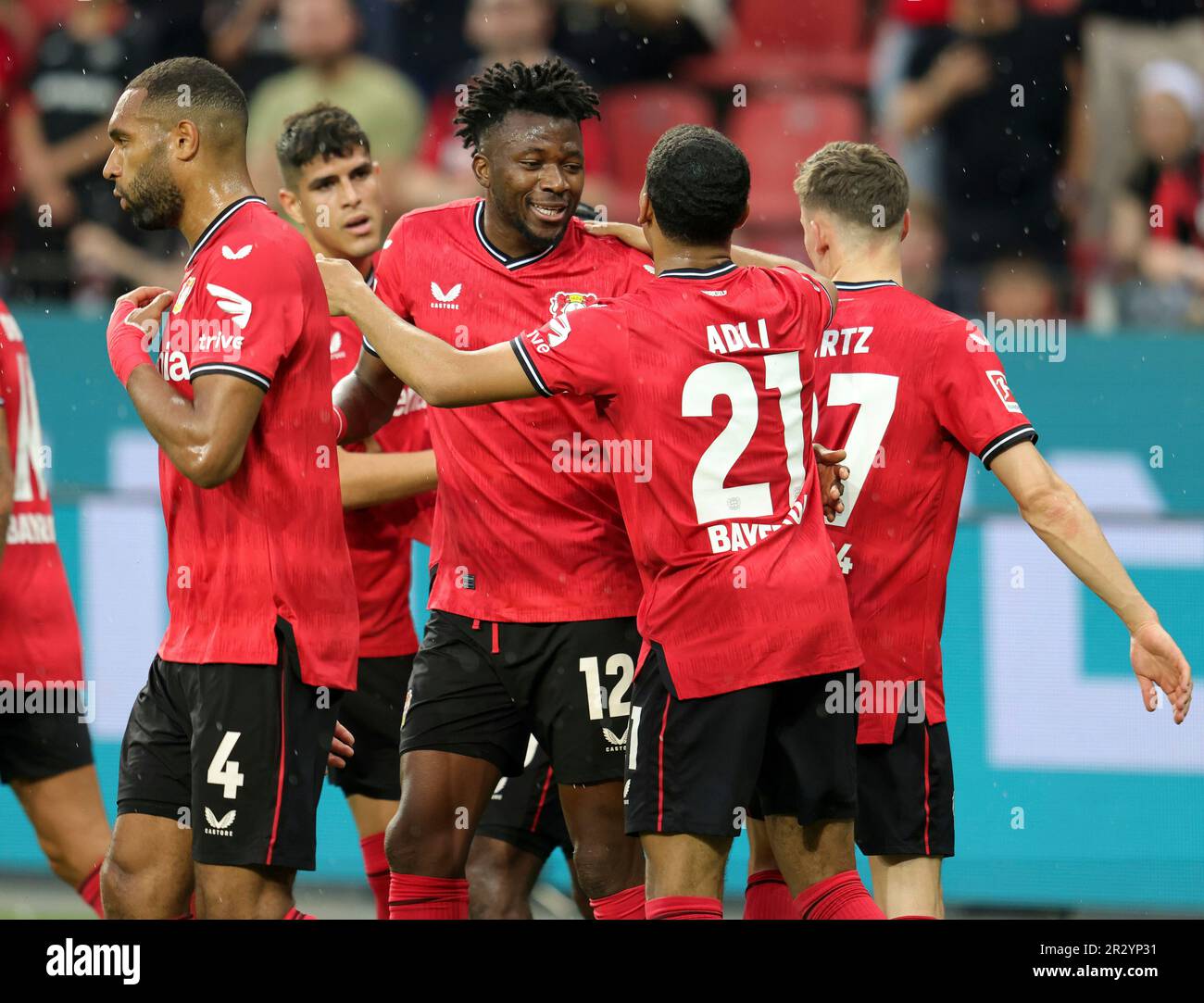 Leverkusen, Deutschland. 21. Mai 2023. firo : 21.05.2023, Football, 1.Bundesliga, erste Division Bayer Leverkusen - VfL Borussia Monchengladbach, Gladbach 2:2 Jubiläum nach Tor zu 1:o Amine Adli mit Edmond Tapsoba Credit: dpa/Alamy Live News Stockfoto