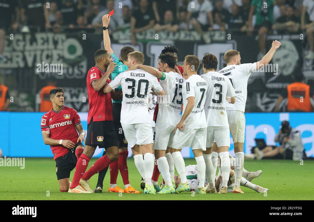 Leverkusen, Deutschland. 21. Mai 2023. firo: 21.05.2023, Football, 1.Bundesliga, erste Division Bayer Leverkusen - VfL Borussia Monchengladbach, Gladbach 2:2: Rote Karte für Piero Hincapie durch Schiedsrichter Daniel Siebert (Deutschland) Kredit: dpa/Alamy Live News Stockfoto