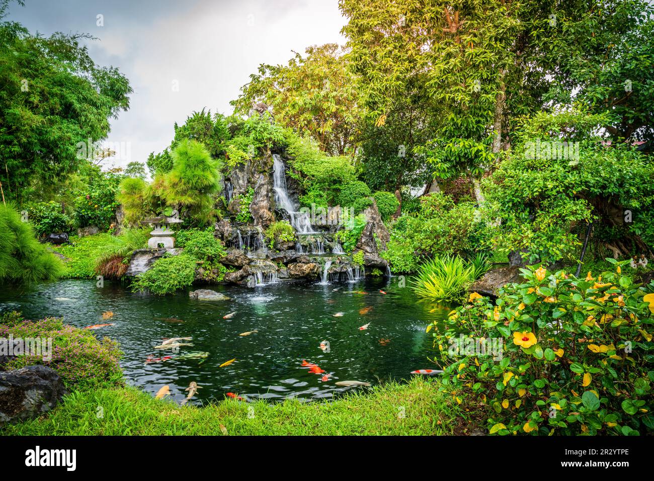 Wunderschöner Garten mit Wasserfall hinter dem Thien Mu Tempel in Hue, Vietnam Stockfoto
