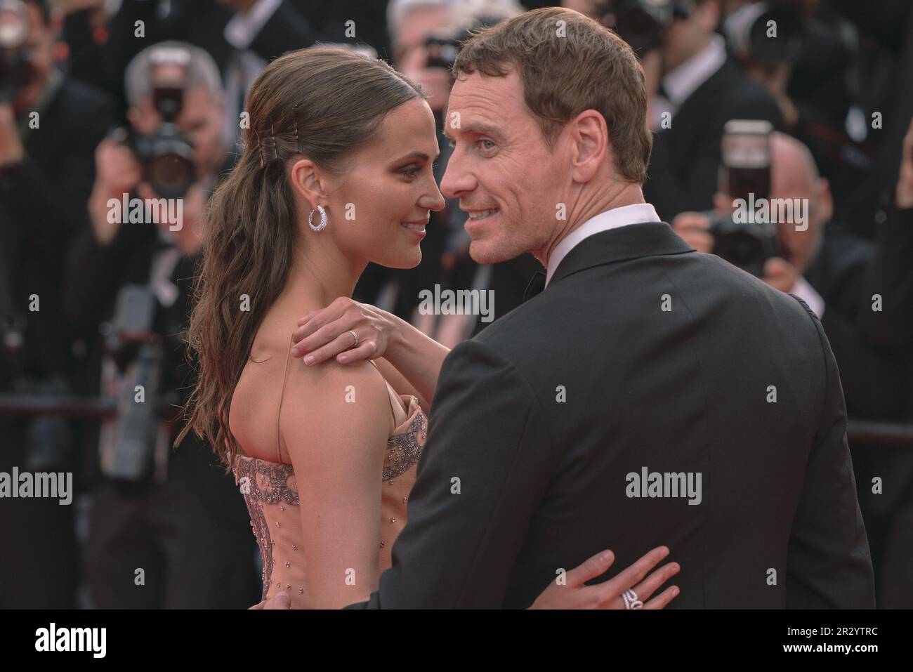 Cannes, Frankreich. 21. Mai 2023. Alicia Vikander und Michael Fassbender nehmen am 21. Mai 2023 im Palais des Festivals in Cannes, Frankreich, am roten Teppich „Firebrand (Le Jeu De La reine)“ Teil. 76. 0 Kredit: NurPhoto SRL/Alamy Live News Stockfoto