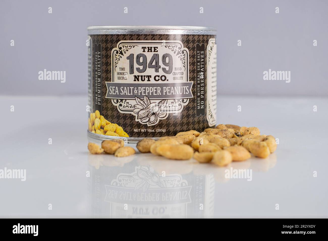 Dose mit 1949 Nuss Co.-Marken von Meersalz und Pfeffer-Erdnüssen, ein spezielles Erdnussprodukt. USA. Stockfoto