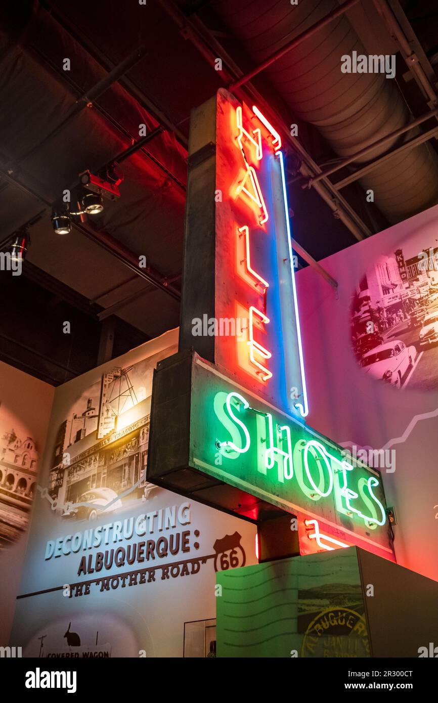 Neonschild „Hale Shoes“ im Albuquerque Museum, Albuquerque, New Mexico, USA Stockfoto