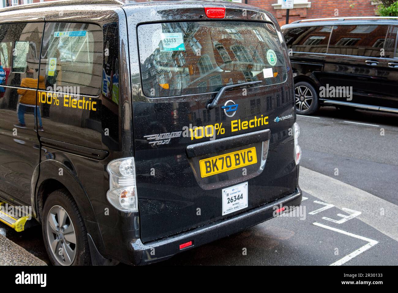 London, UK - 10. Mai 2023 : Nissan Dynamo Taxi Black Cab, 100 Prozent elektrisch in der London Street Stockfoto