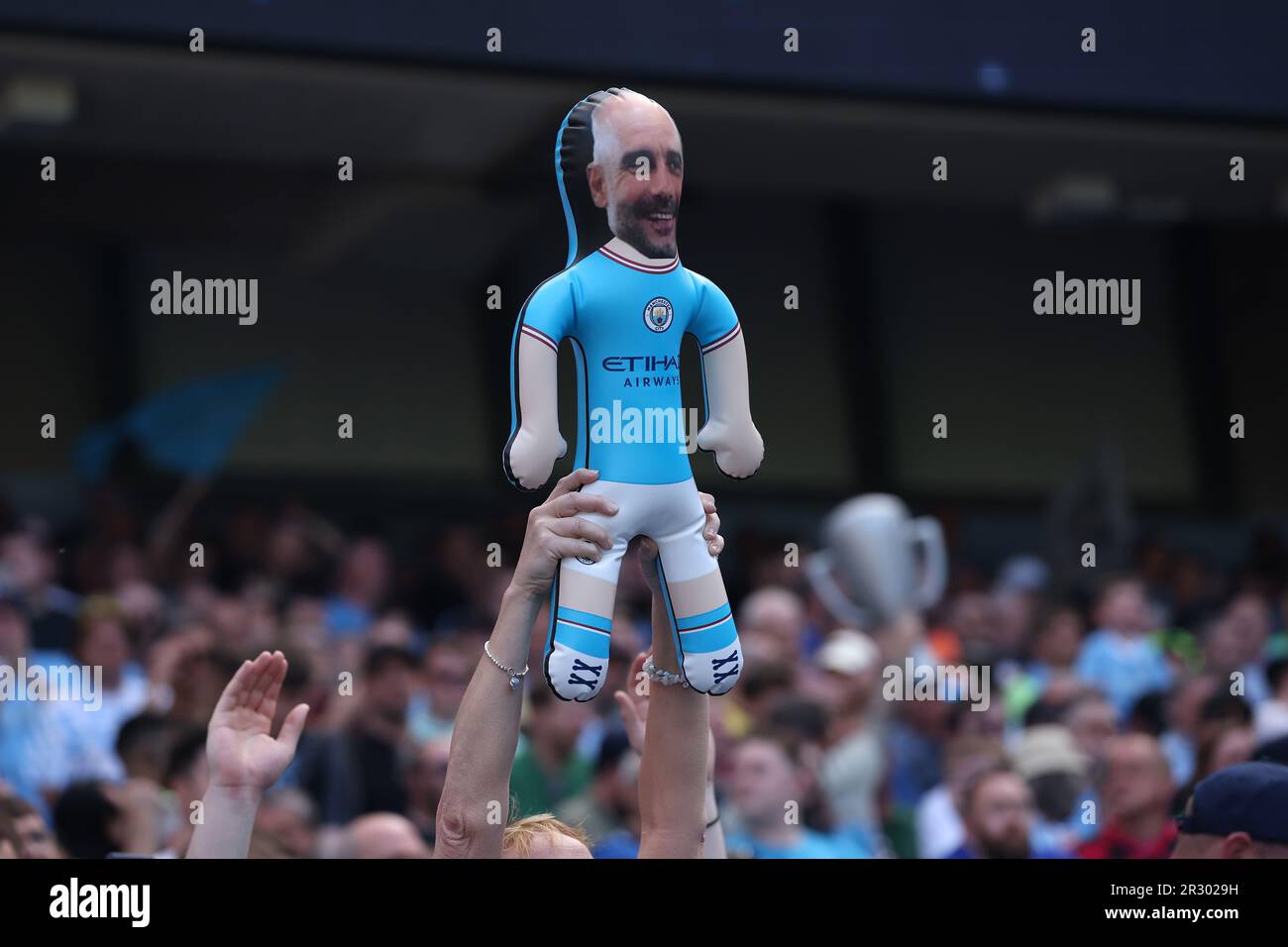 Manchester, Großbritannien. 22. Mai 2023. Fans feiern den Premier League-Titel von Manchester City vor dem englischen Premier League-Fußballspiel zwischen Manchester City und Chelsea in Manchester, Großbritannien, am 21. Mai 2023. Manchester City wurde am Samstag als Champion der Premier League 2022-2023 bestätigt, ohne einen Ball spielen zu müssen, da Arsenal im Nottingham Forest 1-0 km weit geschlagen wurde. Kredit: Xinhua/Alamy Live News Stockfoto