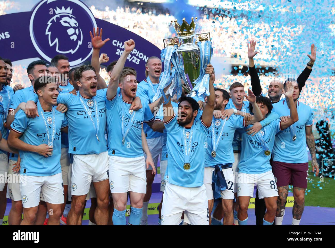 Manchester, Großbritannien. 22. Mai 2023. Die Spieler von Manchester City feiern mit der Trophäe der Premier League nach dem Fußballspiel der englischen Premier League zwischen Manchester City und Chelsea in Manchester, Großbritannien, am 21. Mai 2023. Manchester City wurde am Samstag als Champion der Premier League 2022-2023 bestätigt, ohne einen Ball spielen zu müssen, da Arsenal im Nottingham Forest 1-0 km weit geschlagen wurde. Kredit: Xinhua/Alamy Live News Stockfoto