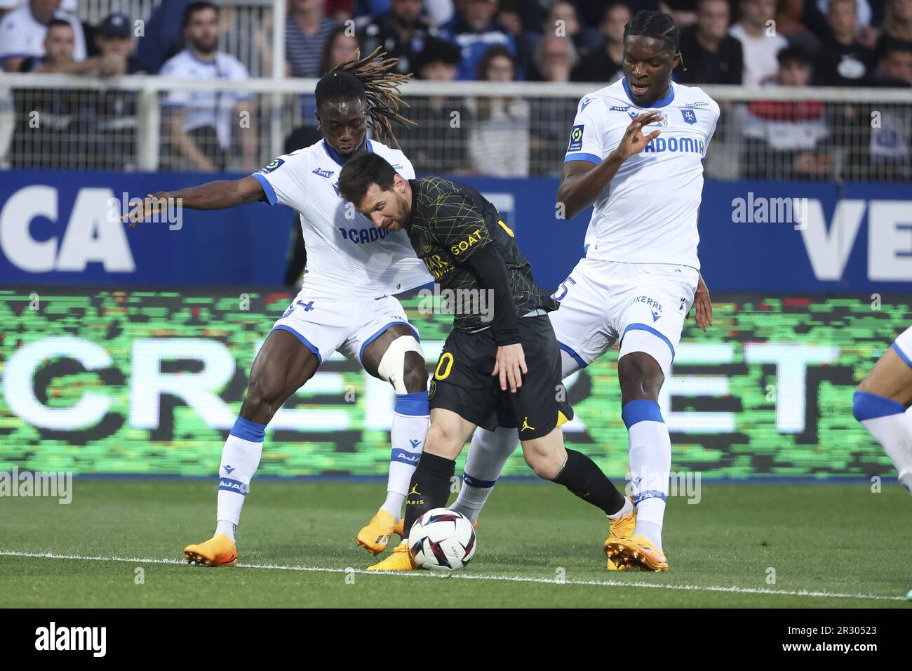 Lionel Messi von PSG zwischen Gideon Mensah Isaak Toure von Auxerre wahrend des FuBballspiels der franzosischen Meisterschaft Ligue 1 zwischen AJ Auxerre AJA und Paris Saint Germain PSG am 21. Mai 202...