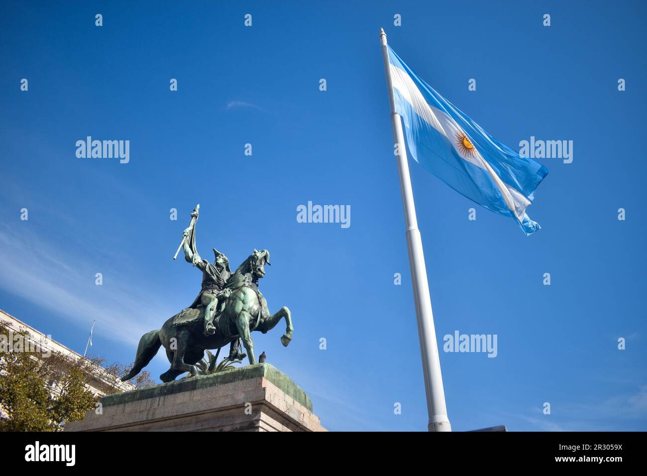 Am 20 2023. Mai in Buenos Aires, Argenitna, schwingt die argentinische Flagge über die Statue von General Manuel Belgrano. Foto von: Cristian Bayona/Long Visual Press Stockfoto