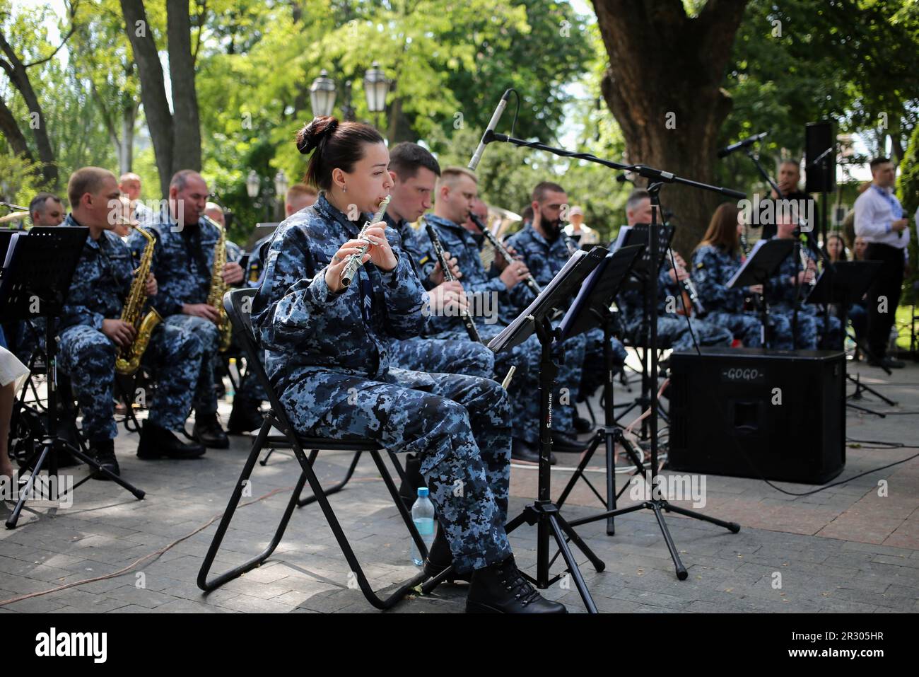 Orchester des ukrainischen Naval Infanterie Corps im City Garden. Im Stadtgarten fand ein Konzert statt, das dem Tag des ukrainischen Naval Infanterie Corps gewidmet war. Am 23. Mai wird der Tag des ukrainischen Infanterie-Marinekorps gefeiert. Das ukrainische Naval Infantry Corps, auch bekannt als Ukrainische Marines, ist Teil der Küstenverteidigungstruppen der ukrainischen Marine. Es wird allein oder in Abstimmung mit Verbänden und Einheiten der Armee als Bestandteil von amphibischen, luftgestützten und amphibischen Luftfahrzeugen eingesetzt, um Teile der Küste, Inseln, Häfen, Flottenbasen, Stockfoto