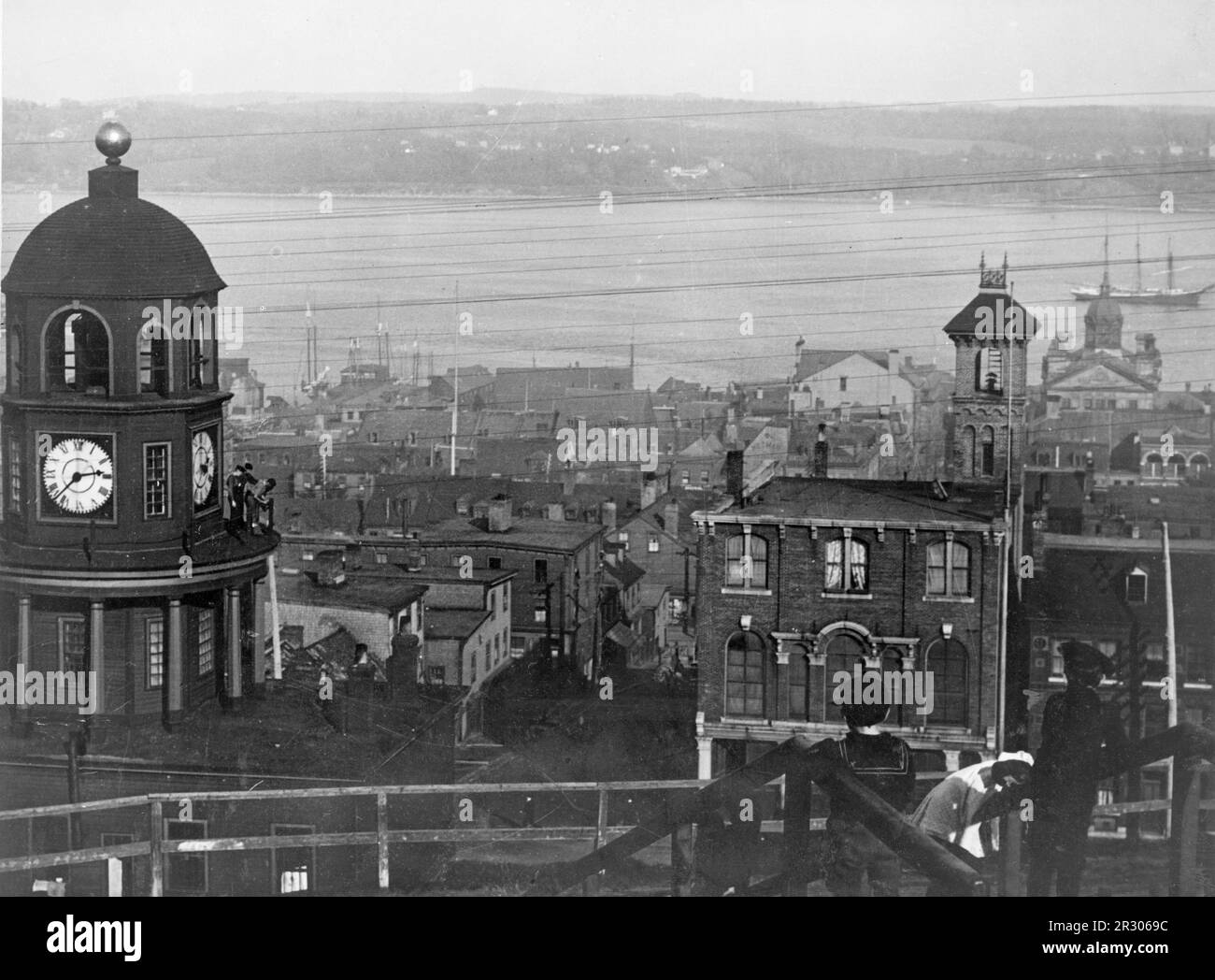 Klassisches Schwarz-Weiß-Foto des Hafens von Halifax, Nova Scotia, wo 1912 Opfer des Untergangs der Titanic auf dem Schiff Mackay-Bennett aufgenommen wurden Stockfoto