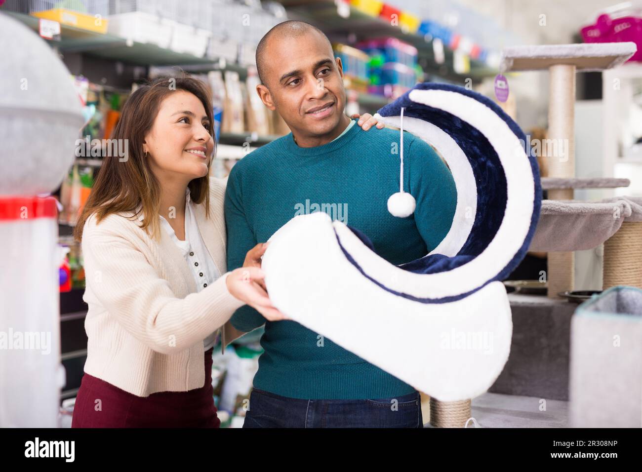Paar wählen Katzenmöbel im Geschäft Stockfoto