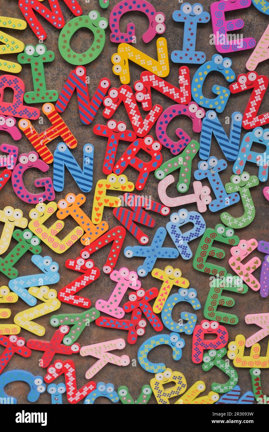 Bunte Plastikbuchstaben auf weißem Hintergrund, Nahaufnahme Stockfoto