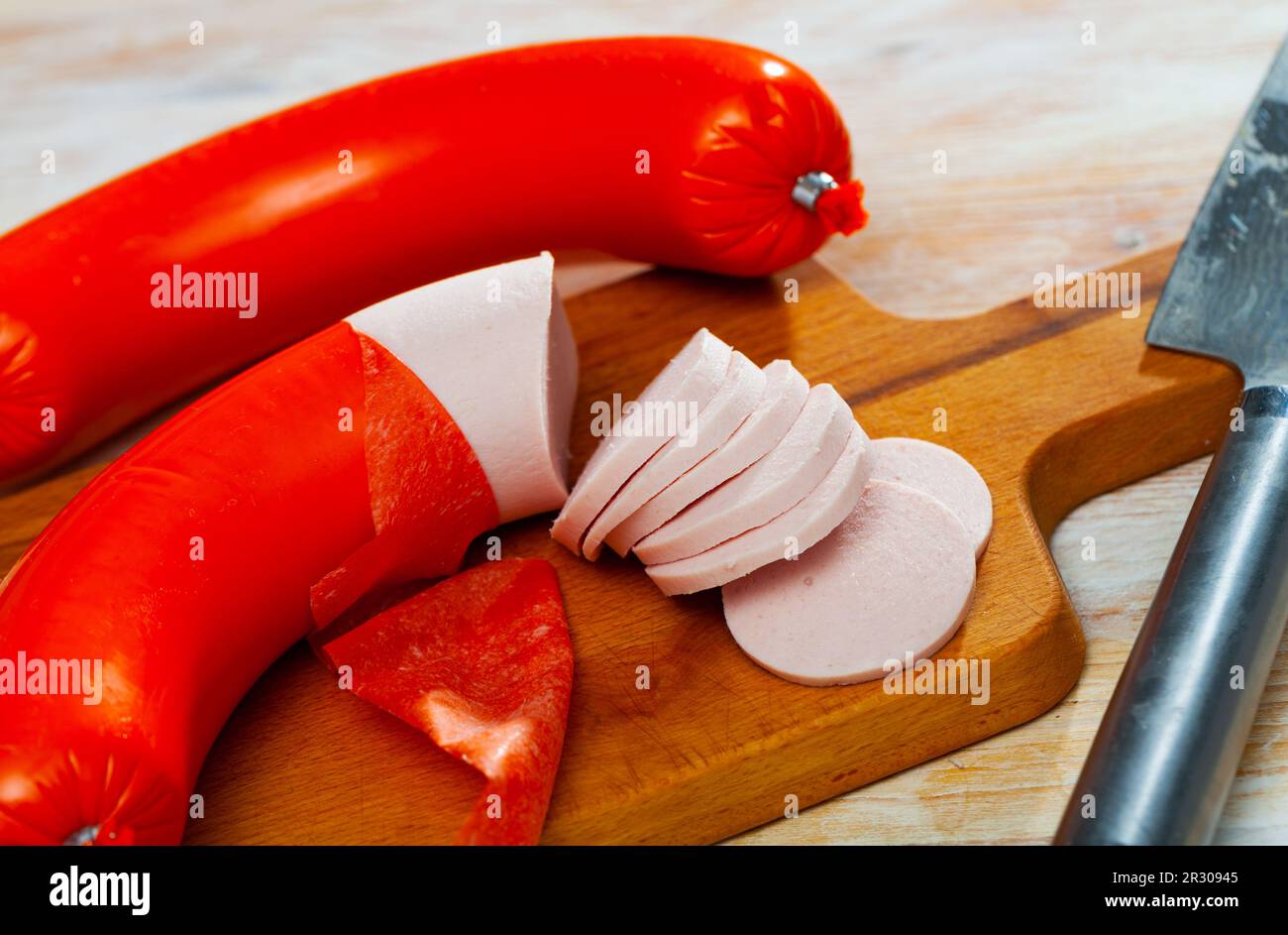 Mortadela Wurst in Scheiben geschnitten auf einer Holzoberfläche Stockfoto