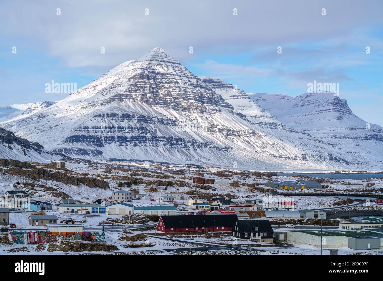 Djúpivogur eine kleine Fischerstadt im östlichen Teil von Island (Austurland) mit einem basaltpyramidenförmigen Berg namens Búlandstindur. Stockfoto