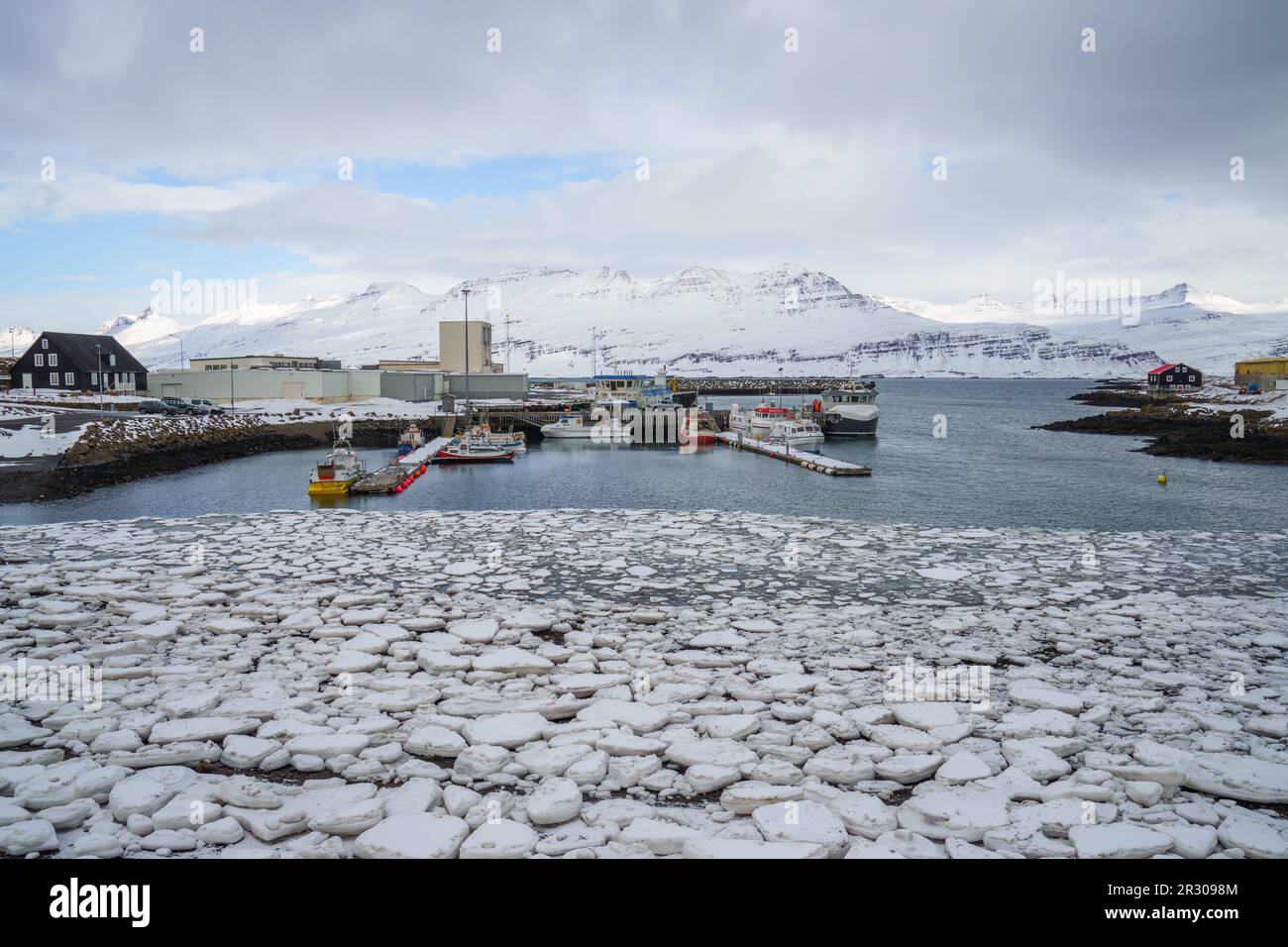 Djúpivogur ist eine kleine Fischerstadt im östlichen Teil von Island (Austurland) in der Nähe des Vatnajökull-Nationalparks. Stockfoto