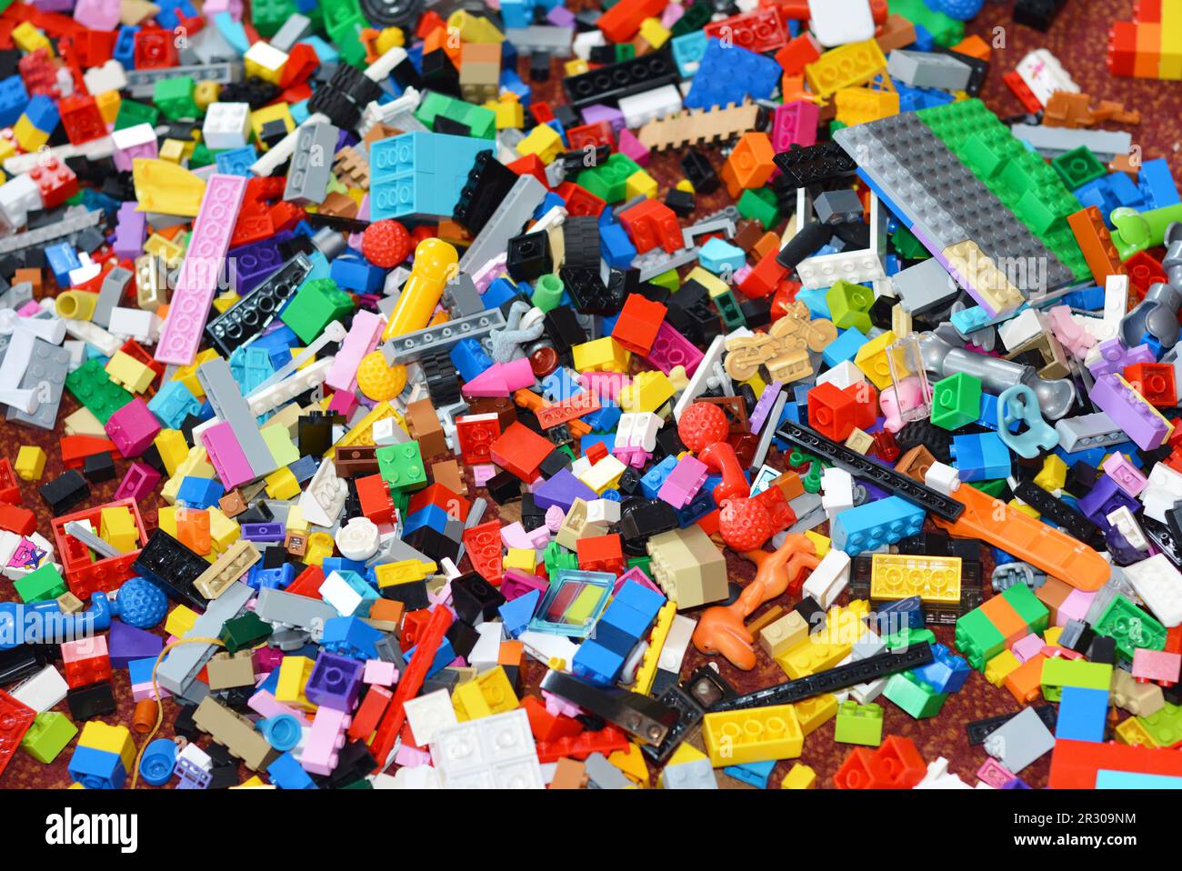 Kiew, Ukraine - 04. April 2023: Textur des lego-Hintergrunds von farbigen Spielzeugsteinen. LEGO ist eine Produktreihe von Bauspielzeugen aus Kunststoff, die von T hergestellt wird Stockfoto