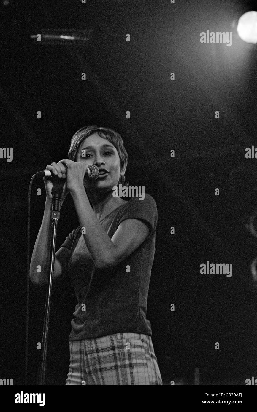Reading, Vereinigtes Königreich, 28. August 1994: Sängerin Sonya Madan von Echobelly tritt auf der Melody Maker Stage beim Reading Festival am Sonntag, den 28. August 1994 auf. Echobelly, eine der frühen Britpop-Bands, veröffentlichte 1994 ihr Debütalbum. Das 1961 als National Jazz Festival gegründete Festival wurde 1971 in Little John's Farm in Reading zu seinem ständigen Wohnsitz verlegt und findet am britischen Feiertagswochenende im August statt. Stockfoto