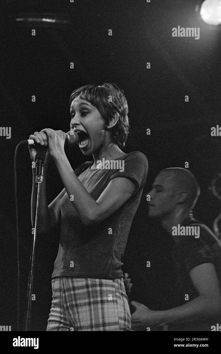 Reading, Vereinigtes Königreich, 28. August 1994: Sängerin Sonya Madan von Echobelly tritt auf der Melody Maker Stage beim Reading Festival am Sonntag, den 28. August 1994 auf. Echobelly, eine der frühen Britpop-Bands, veröffentlichte 1994 ihr Debütalbum. Das 1961 als National Jazz Festival gegründete Festival wurde 1971 in Little John's Farm in Reading zu seinem ständigen Wohnsitz verlegt und findet am britischen Feiertagswochenende im August statt. Stockfoto
