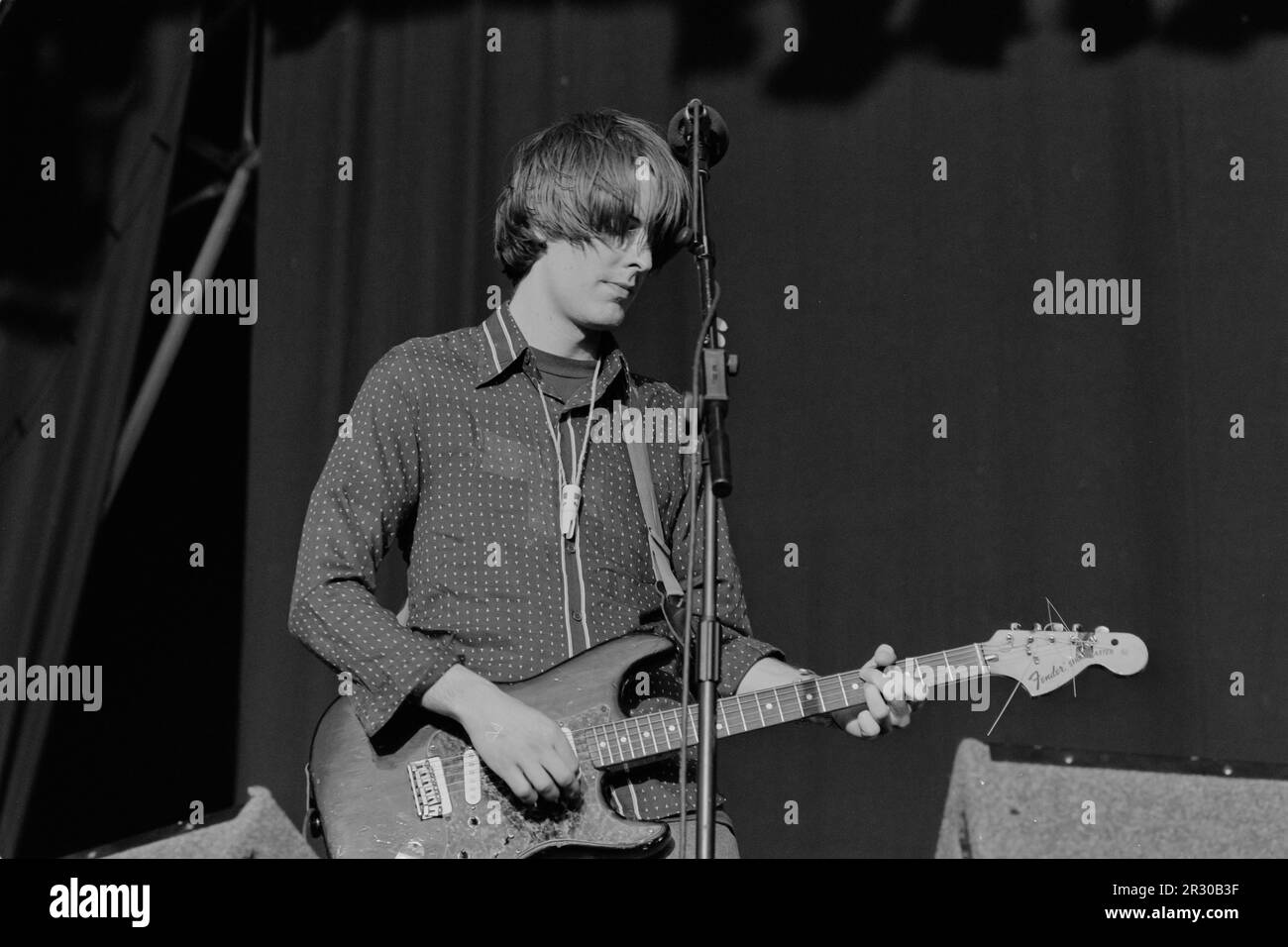 Reading, UK, 26. August 1994: Sänger und Gitarrist Stephen Malkmus tritt mit Indie-Rock-Band Pflaster auf, die er 1989 in Stockton, Kalifornien, mitgründete, auf der Hauptbühne des Reading Festivals am Freitag, den 26. August 1994. Das 1961 als National Jazz Festival gegründete Festival wurde 1971 in Little John's Farm in Reading zu seinem ständigen Wohnsitz verlegt und findet am britischen Feiertagswochenende im August statt. Stockfoto