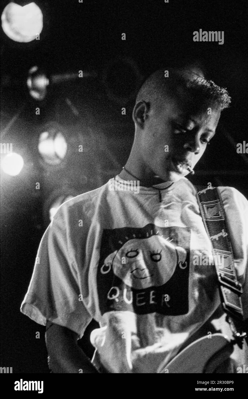 Reading, UK, 28. August 1994: Gitarrist Debbie Smith von Echobelly tritt auf der Melody Maker Stage beim Reading Festival am Sonntag, den 28. August 1994 auf. Smith, ehemals Mitglied der Band Curve, kam 1994 zu Echobelly, einer der frühen Britpop-Bands. Das 1961 als National Jazz Festival gegründete Festival wurde 1971 in Little John's Farm in Reading zu seinem ständigen Wohnsitz verlegt und findet am britischen Feiertagswochenende im August statt. Stockfoto