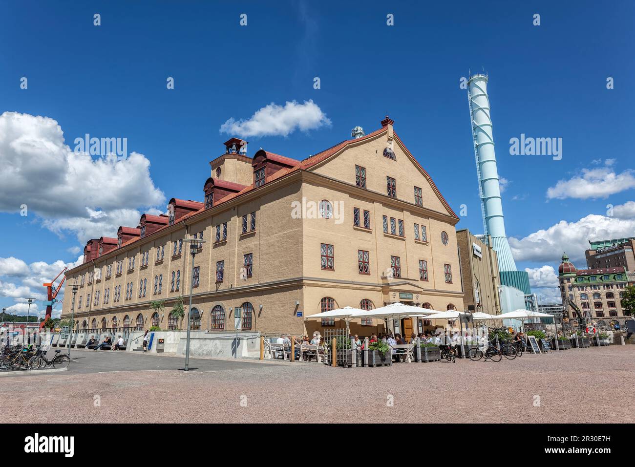 Göteborg Litteraturhus, Kulturzentrum mit Gästen im Café und Restaurant im Freien in Lagerhuset, einem ehemaligen Lagerhaus in Heurlins Plats, Göteborg. Stockfoto