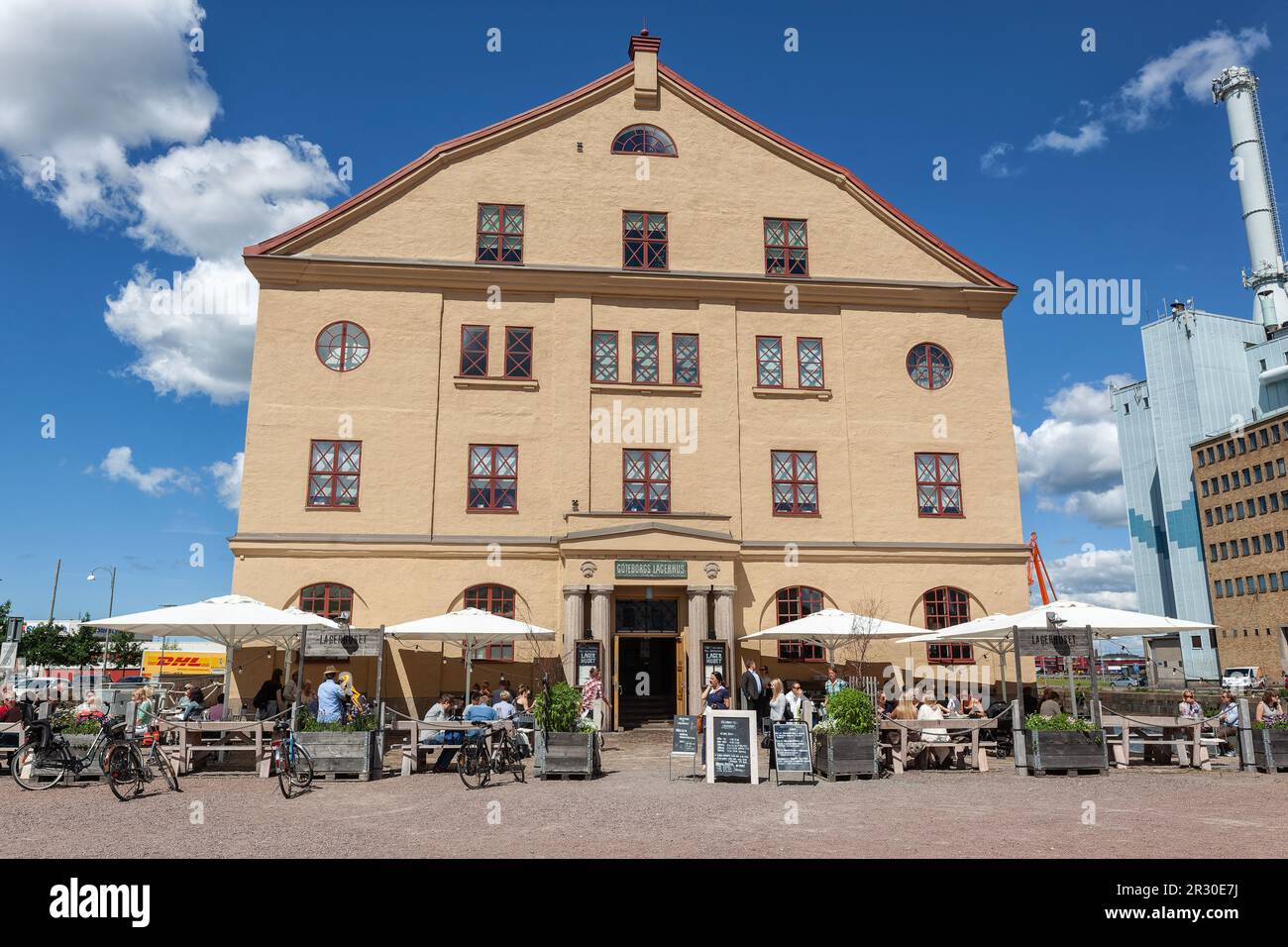 Göteborg Litteraturhus, Kulturzentrum mit Gästen im Café und Restaurant im Freien in Lagerhuset, einem ehemaligen Lagerhaus in Heurlins Plats, Göteborg. Stockfoto